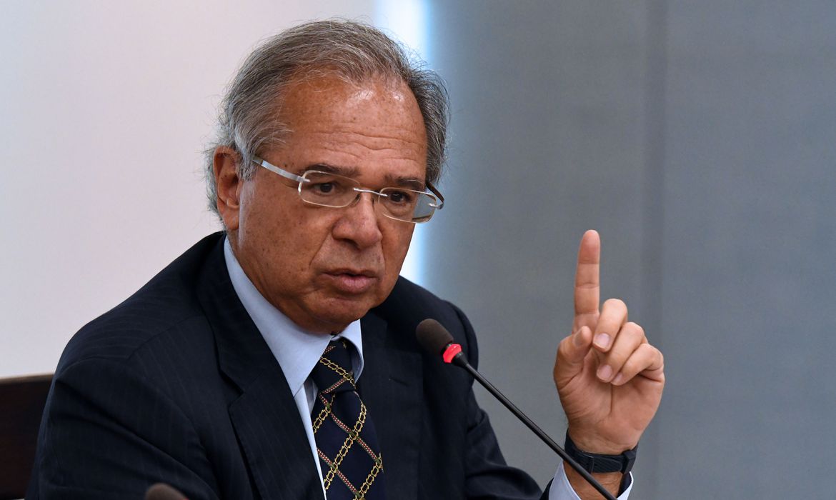 Paulo Guedes acena para novas reduções de impostos no setor de importação e aponta para o governo federal zerar a tarifa de importação de alguns produtos.