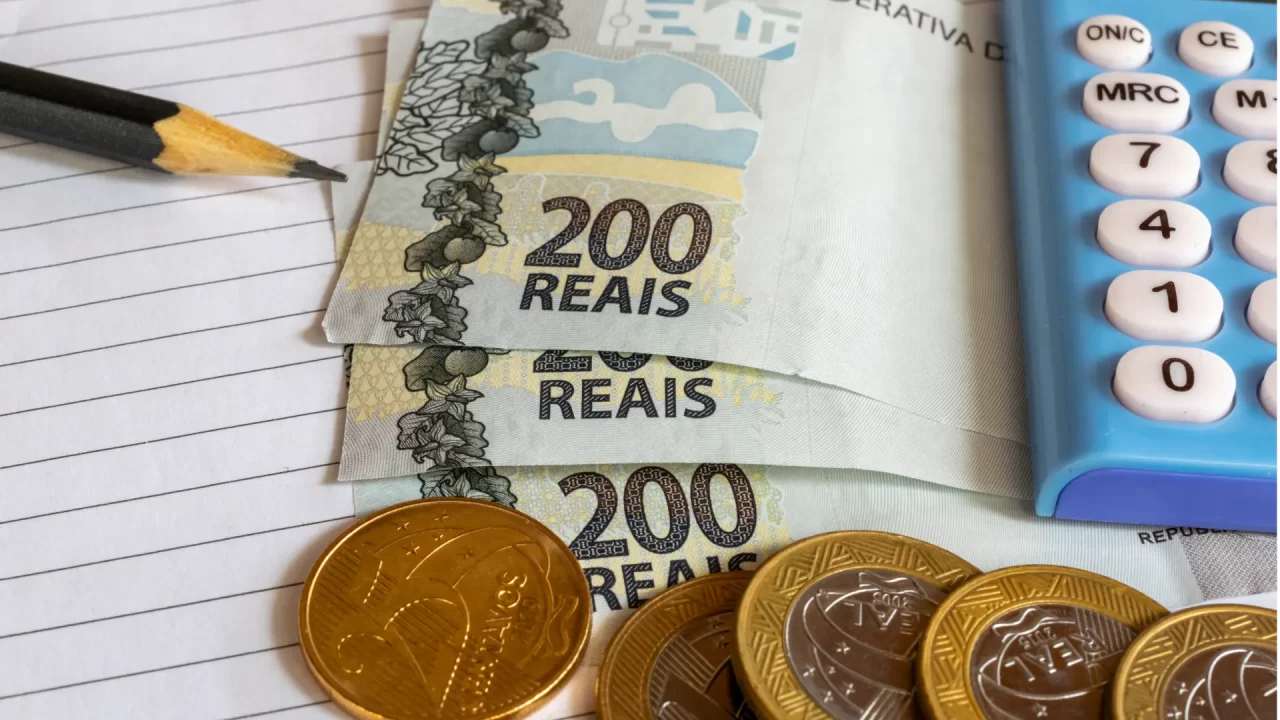 Moedas e notas representando a extinção de benefícios fiscais