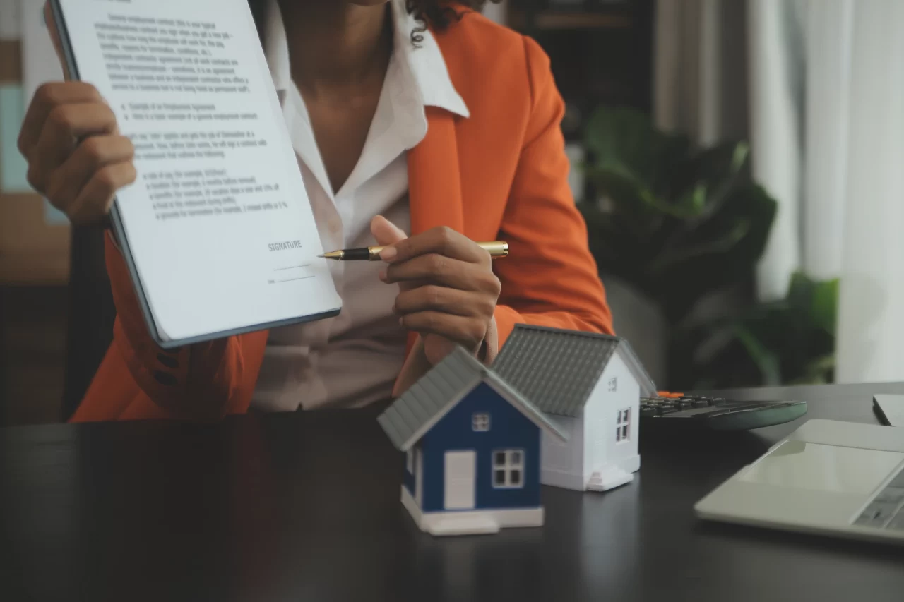 Especialista da Kombusiness analisando documentos sobre a nova tributação incidente na locação de imóveis e serviços imobiliários.