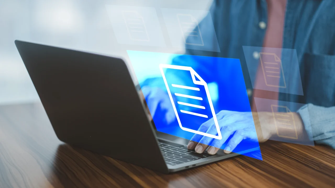 Consultor tributário analisando inconsistências em lotes de nota fiscal para recuperação de créditos.