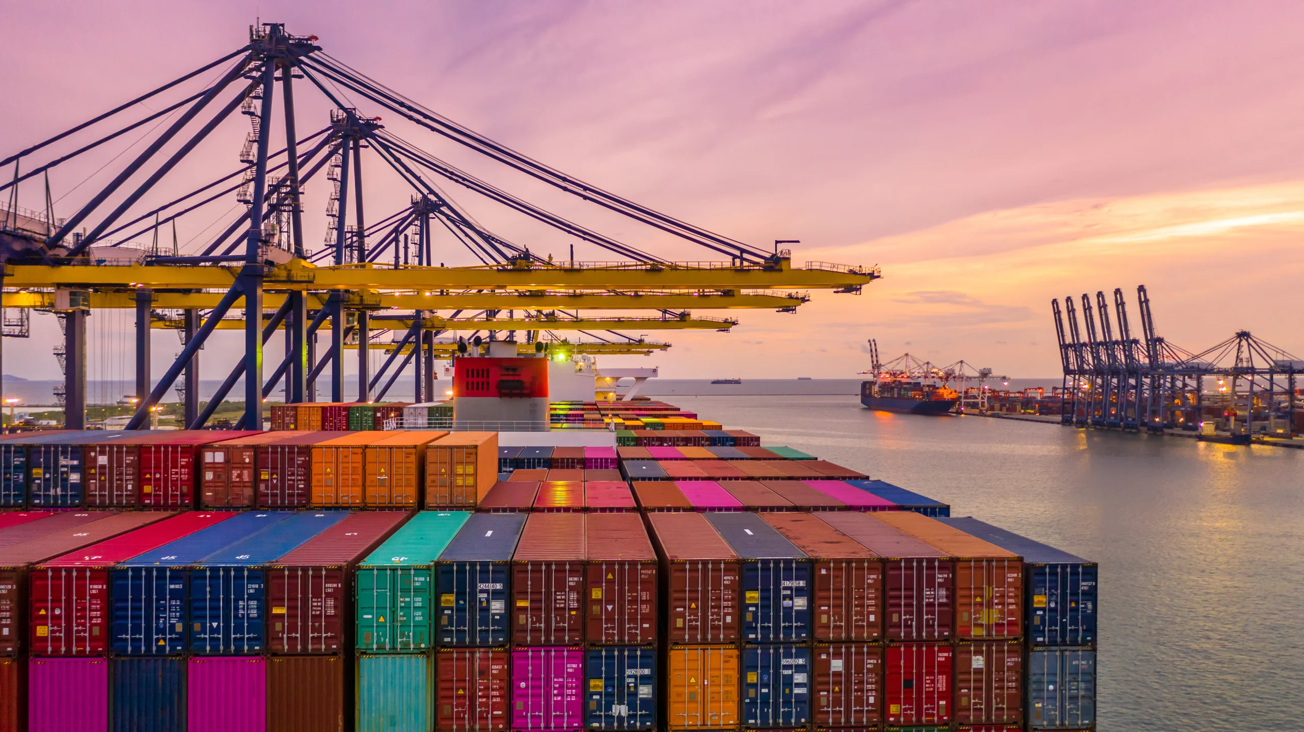 Porto em Santa Catarina operando navios de carga de importação.
